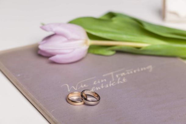 Handgefertigte Trauringe von Juwelier Berlin mit romantischer Inszenierung