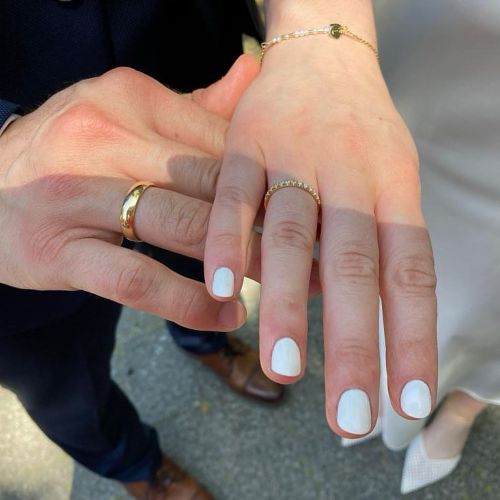 Trauringe Berlin an den Händen eines Paares