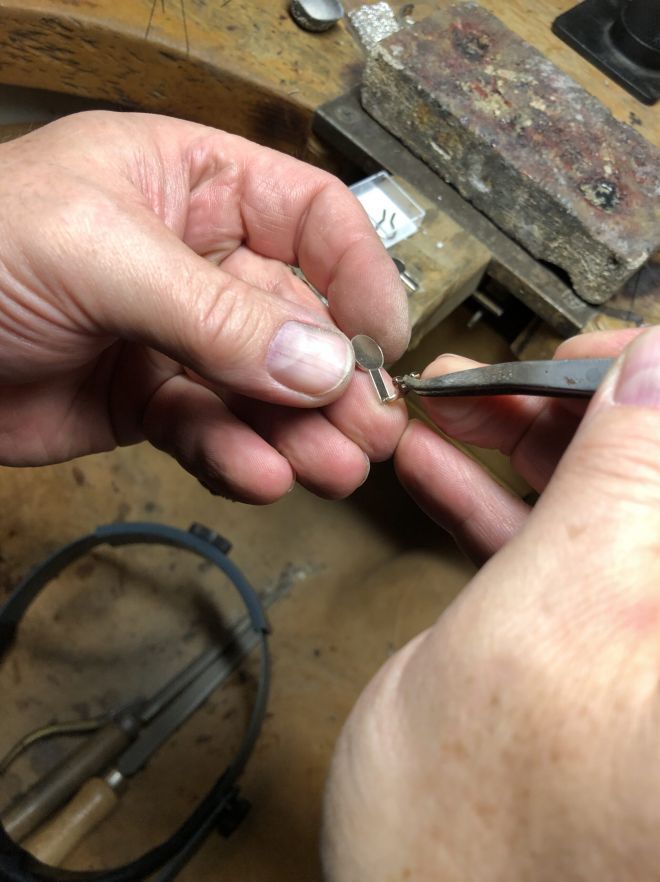 Schmuckreparatur und Feinbearbeitung in der Werkstatt vom Juwelier Berlin