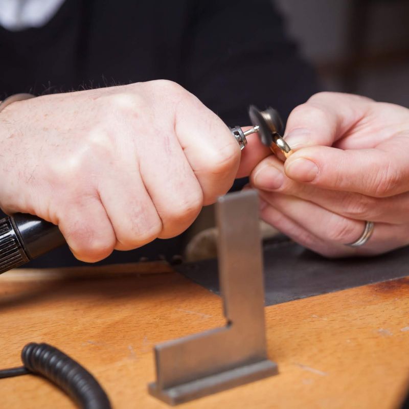 Handgefertigte Trauringe Berlin – Goldschmiedearbeit in der Werkstatt